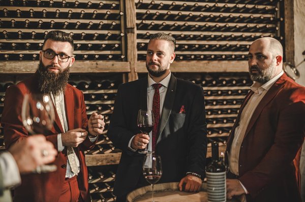 Comment une entreprise de la filière vinicole peut-elle protéger ses appellations contre la contrefaçon?